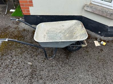 Builder grade wheelbarrow