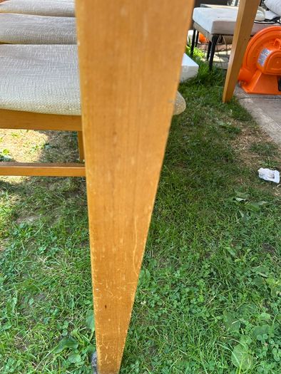Extendable table and 6 chairs