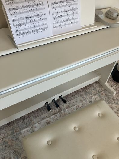 YAMAHA ARIUS 145 electric piano white