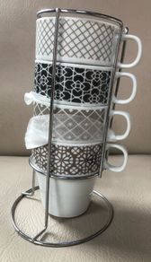 Set of 4 stackable mugs in iron stand