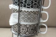 Set of 4 stackable mugs in iron stand