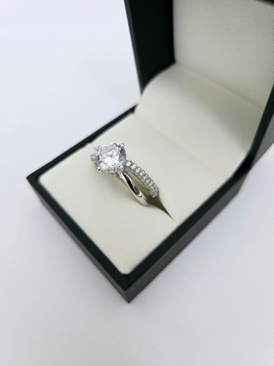 Brand New 9ct White Gold Dress Ring