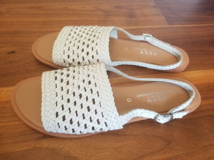 Flat leather sandals, size 9/43