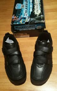 Skechers Boys Shoes size 4 - new in box