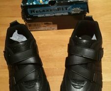Skechers Boys Shoes size 4 - new in box