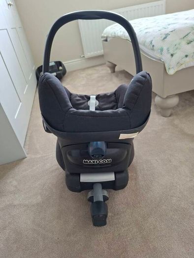 Maxi-cosi seat and EasyBase 2