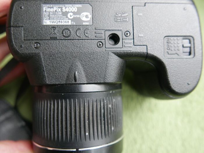 Fuji Fujifilm Finepix S S4000 bridge travel super zoom 30x 24mm wide 14mp camera +SD Card, works well
