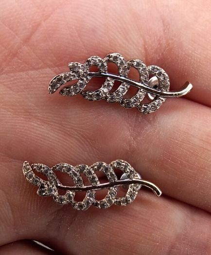 Vintage jewelry is sold individually for 5 to 10 euros