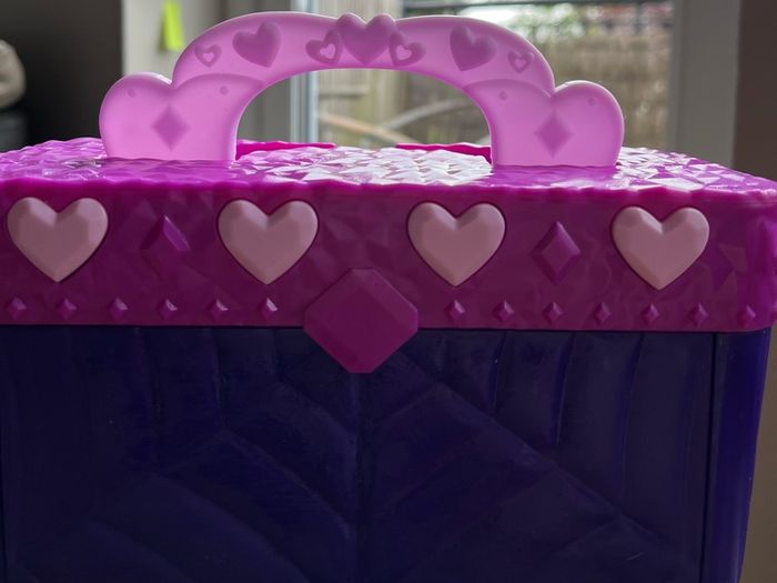 Hatchimals Mini Pixies Fashion Show Castle 8 Figures