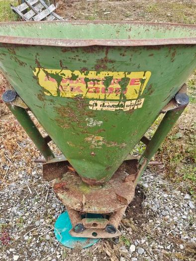fertiliser spreader