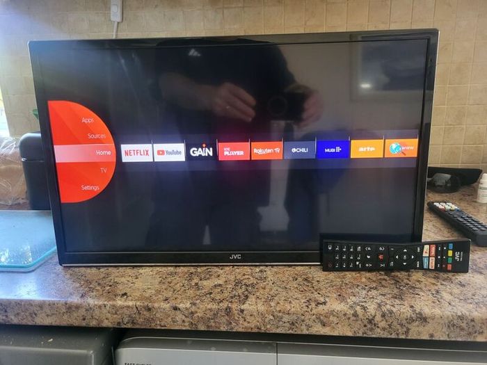 24" led smart hd tv + wall mounted bracket + Amazon fire stick