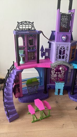 Monster high house with 5 dolls and all accessories