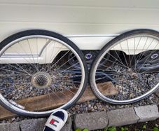 bike wheels 28inch 8prockets on back wheel both are quick release