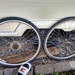 bike wheels 28inch 8prockets on back wheel both are quick release