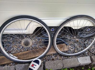 bike wheels 28inch 8prockets on back wheel both are quick release