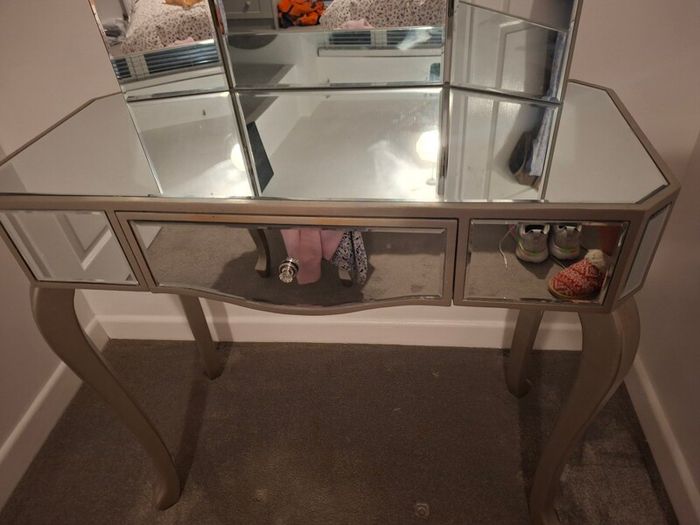 dressing table and mirror