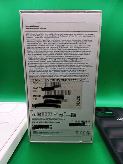 iPhone 15 Pro Max 512 GB with 4 cases excellent condition