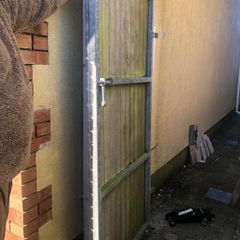 Side gate