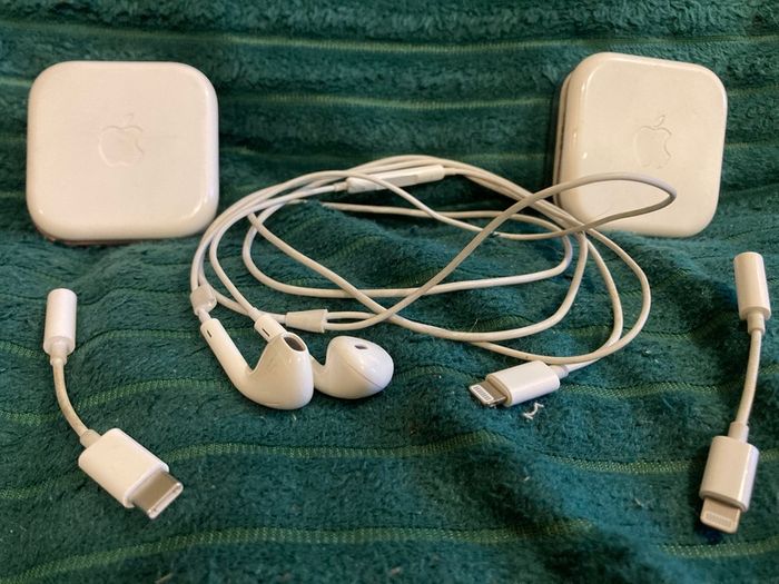 Apple EarPods with Jack / USB-C / Lightning