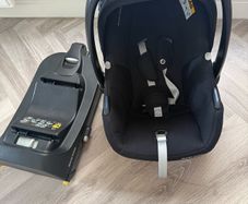 Maxi-Cosi Cabriofix carseat & base