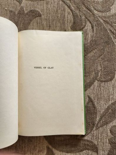 Vessel Of Clay. By Leo Trese. 1957 Hardback In Good Condition. See Photos For Same.