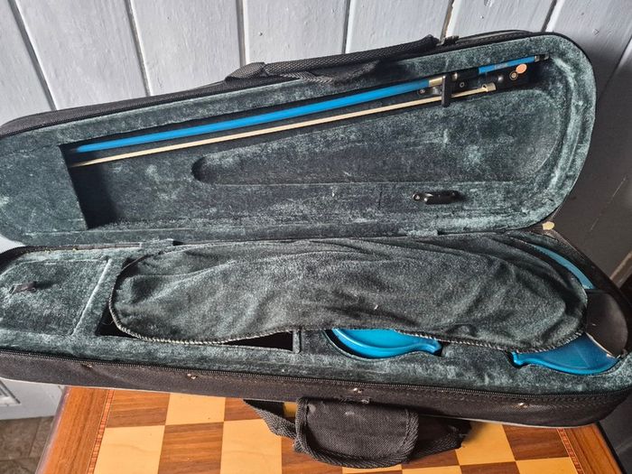 Primavera Rainbow Fantasia Blue Violin Outfit, 1/4 pre-owned