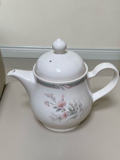 Vintage Keltkraft designed by Noritake Pennfield 9172 teapot & sugar bowel