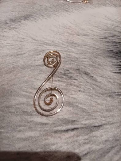 Gold toned Swirl design broach