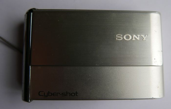 Sony Cyber-shot DSC-T70 8.1MP Digital Camera - Silver + charger works well