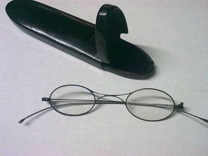 Early pair of spectacles in old papier mache case