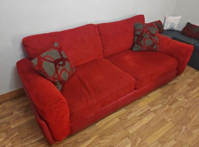 Red 1, 2, 3 mirage seater couch/Sofa and rug