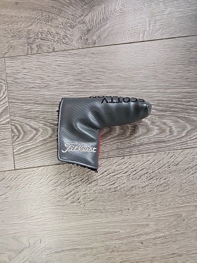 Scottie Cameron putter headcover