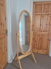 Free standing mirror