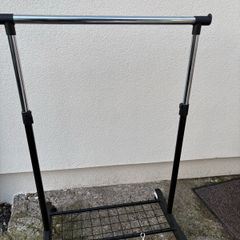 clothes hanging rack