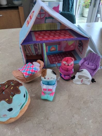 Squishmallows Ski Chalet and figures