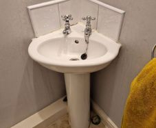 Compact Corner Sink & Pedestal