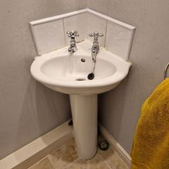 Compact Corner Sink & Pedestal