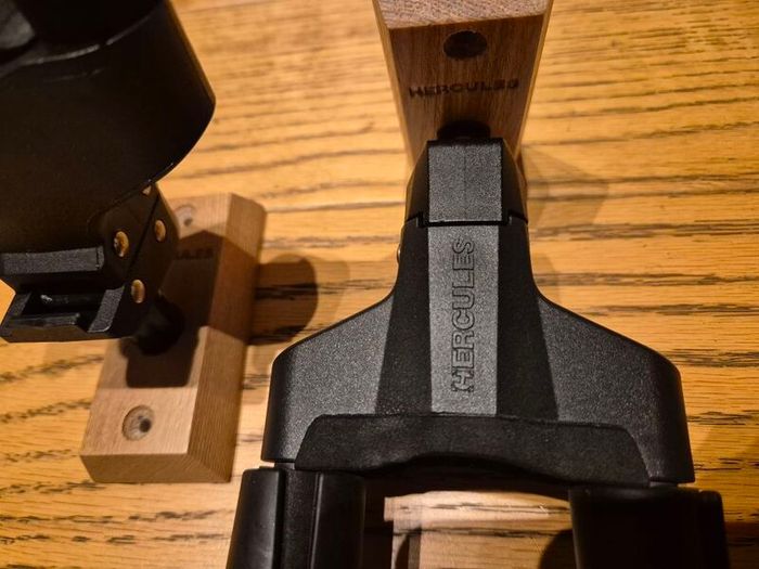 Hercules GSP38WB guitar wall holder