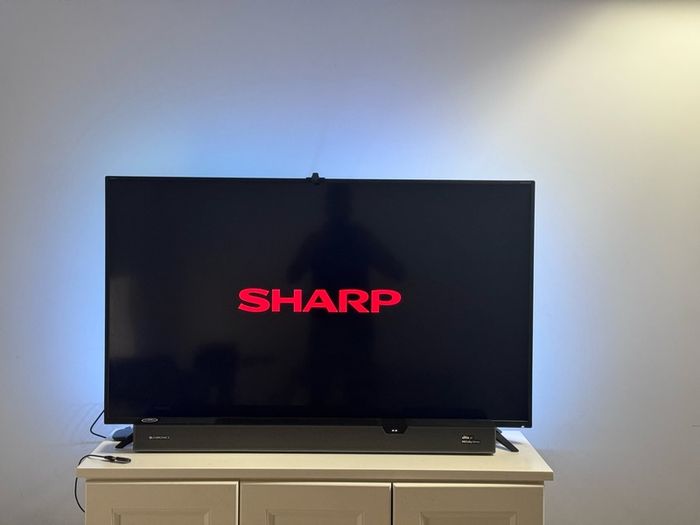 55" Sharp 4K 55BJl + Mi Box + Ambient lighting