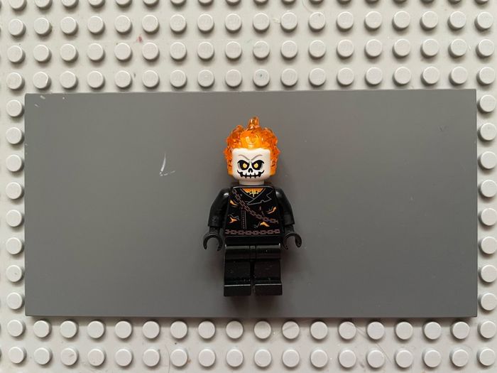 lego super heroes sh0267 Ghost Rider, Johnathon 'Johnny' Blaze minifigure - White Head, Chain Belt