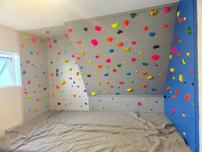 Home climbing wall and matting