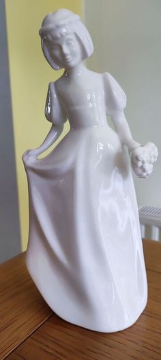 Royal Doulton HN3280 Bridesmaid Images Bone China Porcelain Figurine 961B