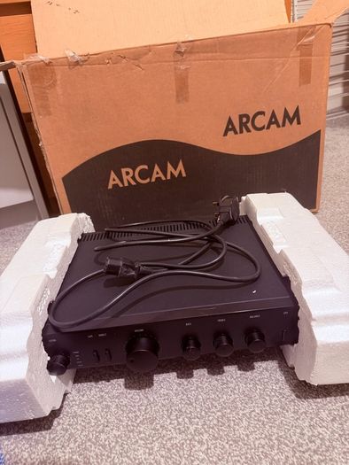 Arcam amplifier, Jamo speakers and wood stand