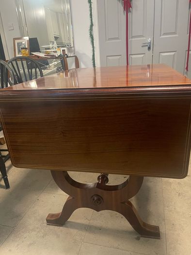 Extendable mahogany dinning table