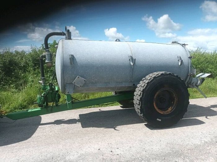 Vacuum tank