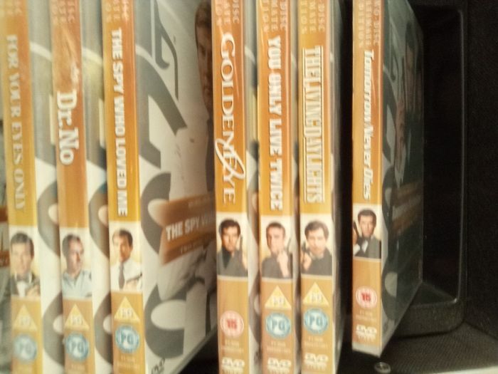 20. James. Bond. D.v.d.s.  In.  Case