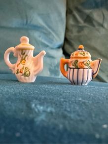 2 cute little teapots. Feves