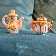 2 cute little teapots. Feves