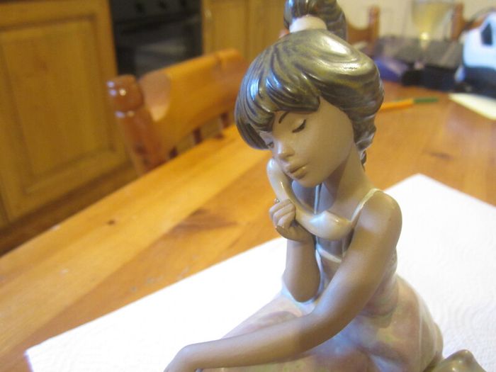 Lladro  figurine ....chit chat