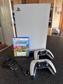 PS5 Disc Edition + 2 controllers + Minecraft [EU Plug]